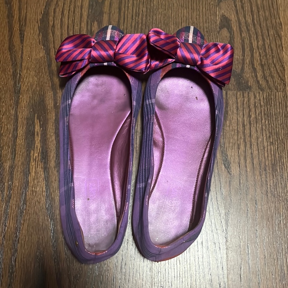 Coach flats with a bow